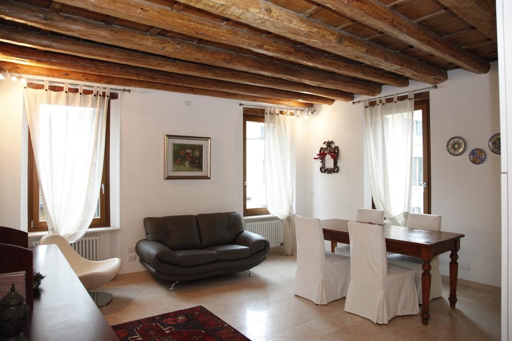 Centre 2 Bedroom Flat Верона Екстериор снимка