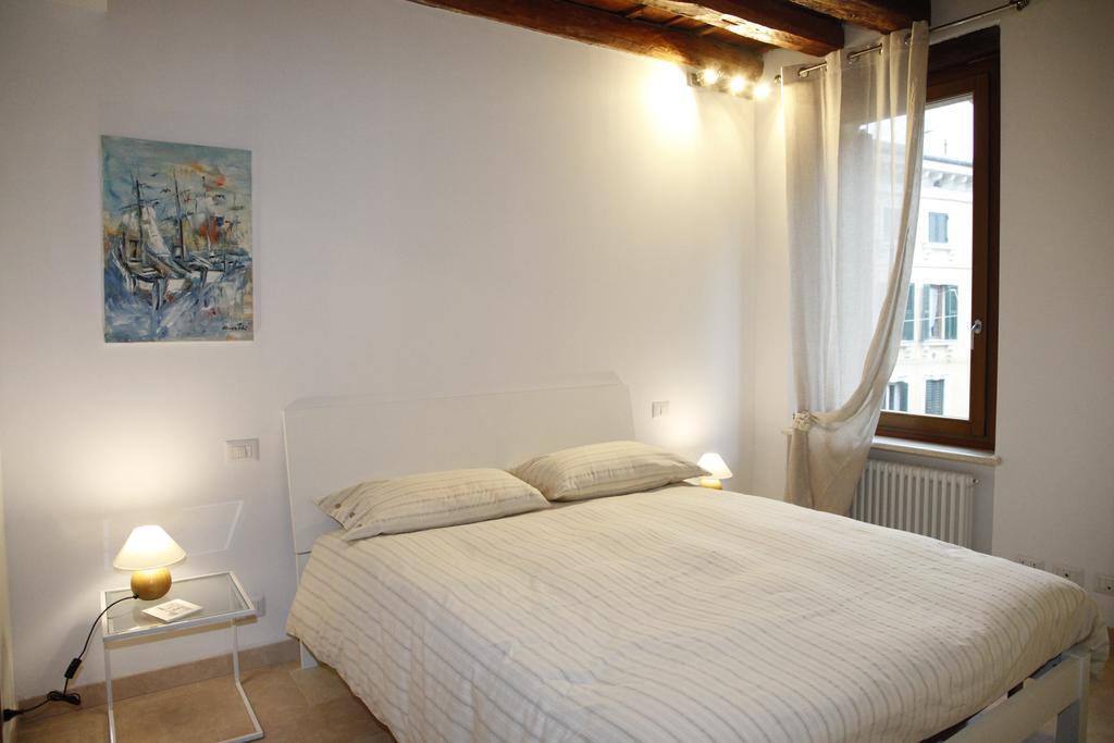 Centre 2 Bedroom Flat Верона Екстериор снимка