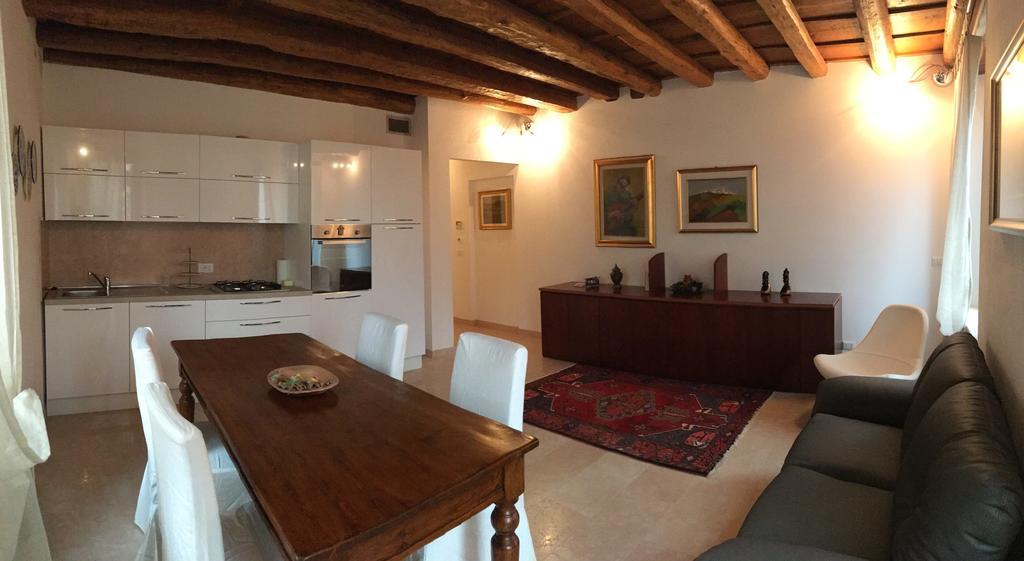 Centre 2 Bedroom Flat Верона Екстериор снимка